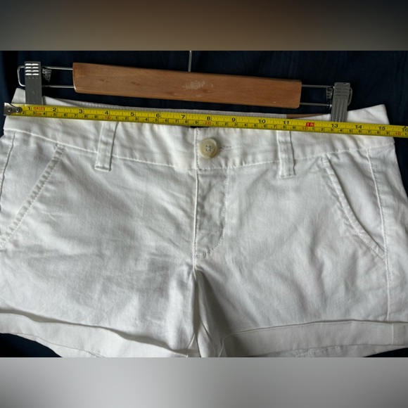 BNWT women’s shorts in white from American Eagle. - Picture 7 of 8